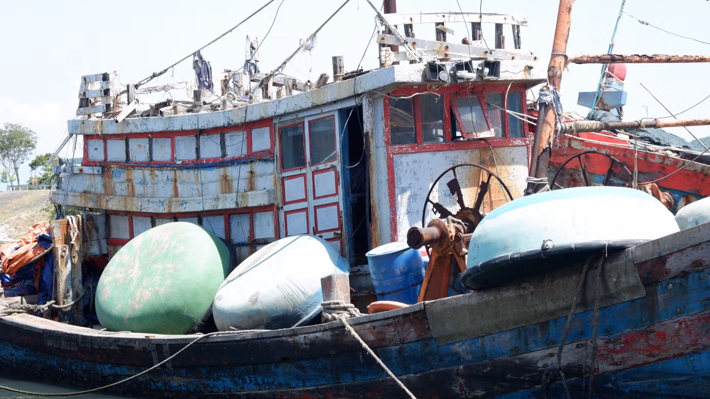 Theo Ban Quản lý âu thuyền và cảng cá Thọ Quang các tàu hư hỏng đã được lai dắt, gác lên sát bờ kè đá hoặc thậm chí nhận chìm xuống nước để đảm bảo an toàn trong mùa mưa bão. Theo Ban Quản lý âu thuyền và cảng cá Thọ Quang các tàu hư hỏng đã được lai dắt, gác lên sát bờ kè đá hoặc thậm chí nhận chìm xuống nước để đảm bảo an toàn trong mùa mưa bão.