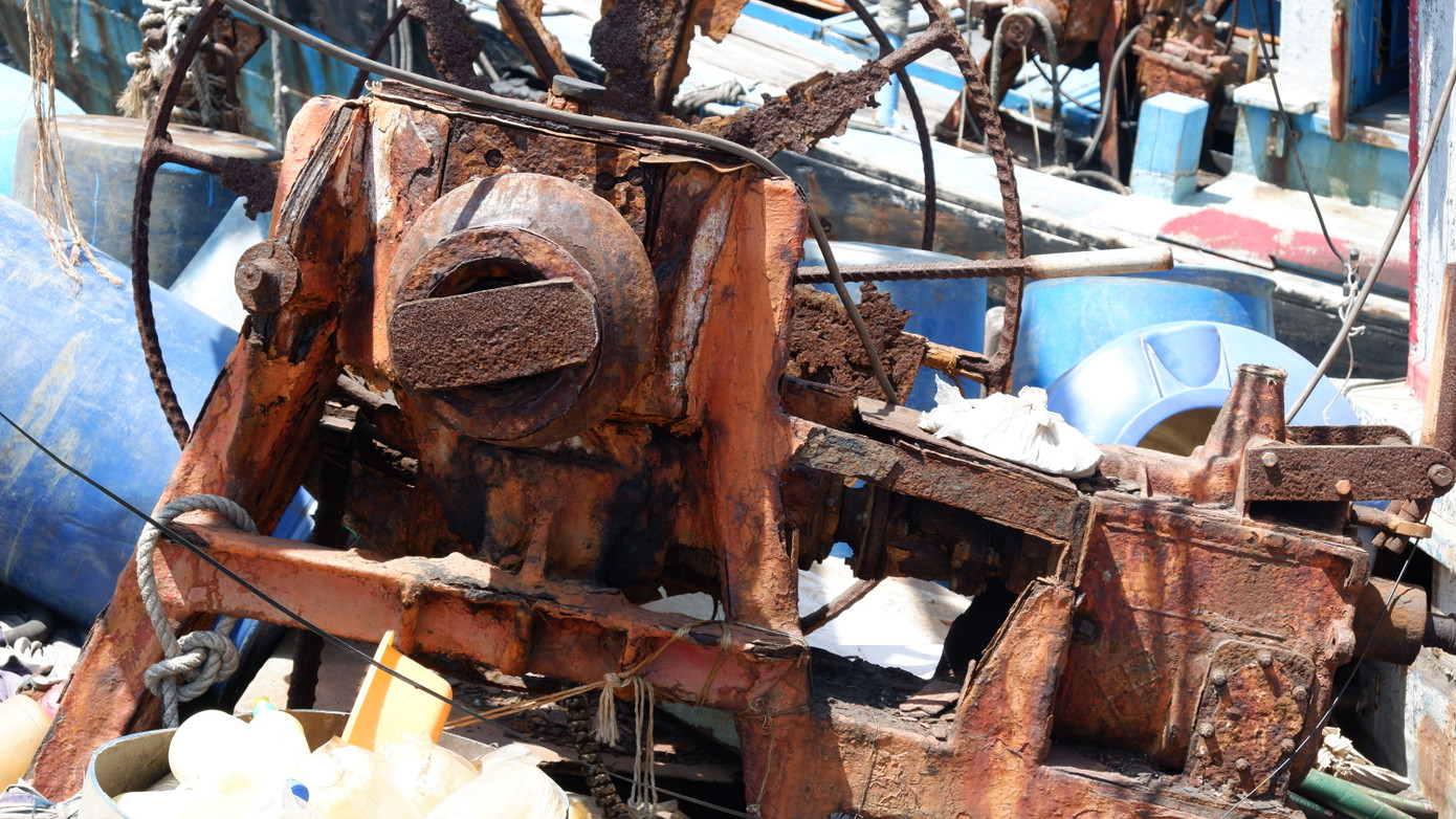 Tương tự, ngày 22/4, Công ty Đấu giá Hợp danh Bảo Việt thông báo bán đấu giá tàu cá QNg-94239-TS, cũng tại cảng cá Thọ Quang, với giá khởi điểm hơn 150 triệu đồng. Tàu này cũng chìm chạm đáy, thân vỏ mục nát với những hư hại tương tự tàu cá QNg-98384-TS. Theo ông Lại, dù đã qua nhiều lần đấu giá và hạ giá, các con tàu này vẫn không có người mua. Ban Quản lý âu thuyền từng dẫn nhiều người đi xem tàu để định giá, nhưng hầu hết đều cho rằng mức giá hiện nay cho một xác tàu như vậy là quá cao.