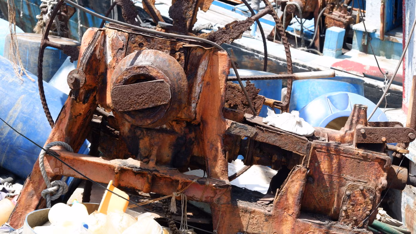 Tương tự, ngày 22/4, Công ty Đấu giá Hợp danh Bảo Việt thông báo bán đấu giá tàu cá QNg-94239-TS, cũng tại cảng cá Thọ Quang, với giá khởi điểm hơn 150 triệu đồng. Tàu này cũng chìm chạm đáy, thân vỏ mục nát với những hư hại tương tự tàu cá QNg-98384-TS. Theo ông Lại, dù đã qua nhiều lần đấu giá và hạ giá, các con tàu này vẫn không có người mua. Ban Quản lý âu thuyền từng dẫn nhiều người đi xem tàu để định giá, nhưng hầu hết đều cho rằng mức giá hiện nay cho một xác tàu như vậy là quá cao. Tương tự, ngày 22/4, Công ty Đấu giá Hợp danh Bảo Việt thông báo bán đấu giá tàu cá QNg-94239-TS, cũng tại cảng cá Thọ Quang, với giá khởi điểm hơn 150 triệu đồng. Tàu này cũng chìm chạm đáy, thân vỏ mục nát với những hư hại tương tự tàu cá QNg-98384-TS. Theo ông Lại, dù đã qua nhiều lần đấu giá và hạ giá, các con tàu này vẫn không có người mua. Ban Quản lý âu thuyền từng dẫn nhiều người đi xem tàu để định giá, nhưng hầu hết đều cho rằng mức giá hiện nay cho một xác tàu như vậy là quá cao.