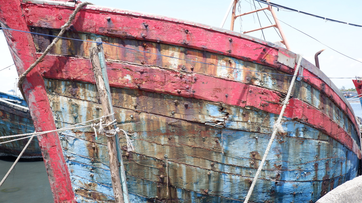 Tại khu vực gần Đội Cảnh sát PCCC&amp;CNCH trên sông, có 3 con tàu gỗ lớn công suất hơn 500CV chỉ còn trơ xác. Các ngư dân địa phương cho hay, đây là 3 trong số các con tàu chờ ngân hàng phát mại tài sản.