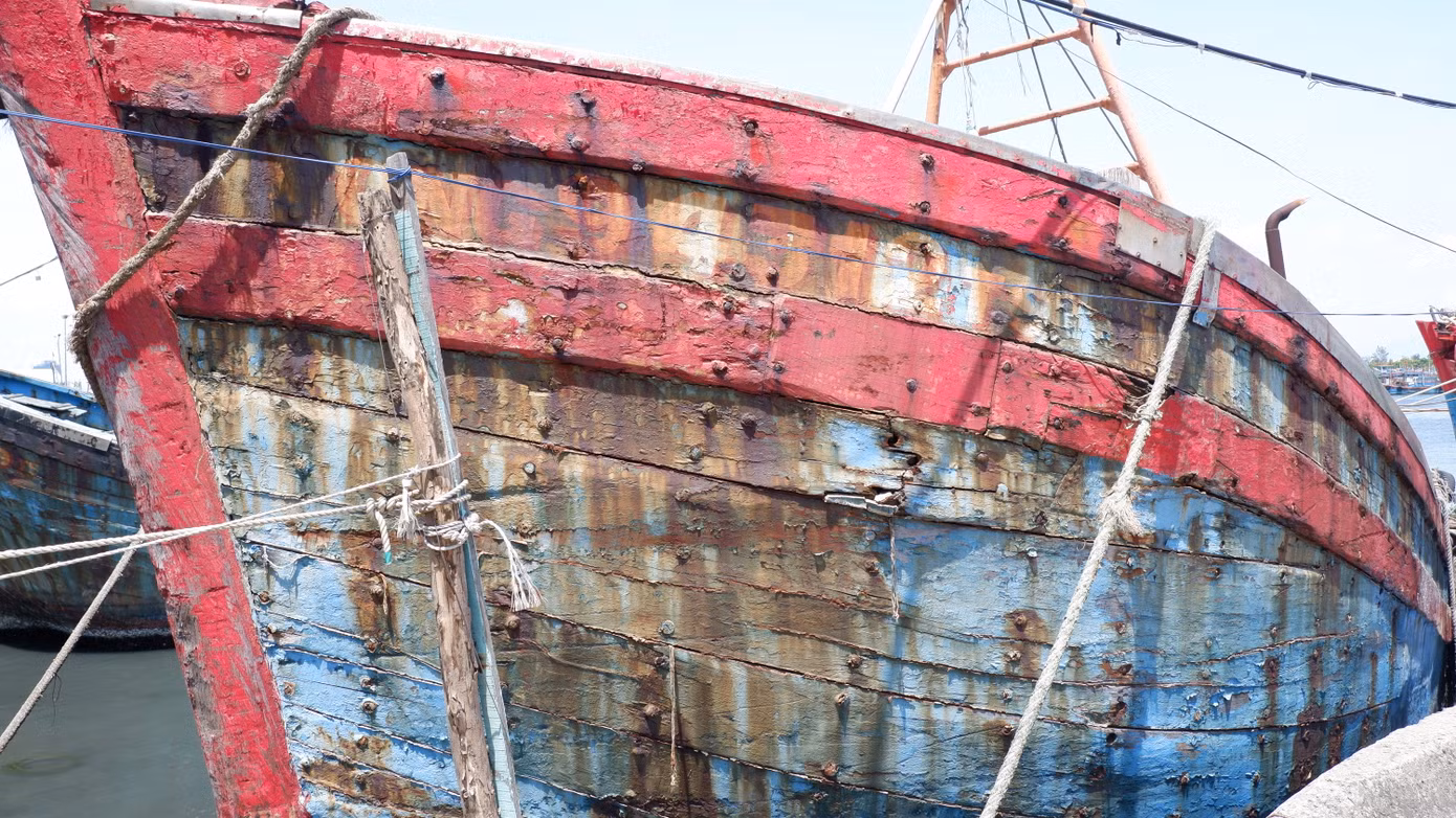 Tại khu vực gần Đội Cảnh sát PCCC&CNCH trên sông, có 3 con tàu gỗ lớn công suất hơn 500CV chỉ còn trơ xác. Các ngư dân địa phương cho hay, đây là 3 trong số các con tàu chờ ngân hàng phát mại tài sản. Tại khu vực gần Đội Cảnh sát PCCC&CNCH trên sông, có 3 con tàu gỗ lớn công suất hơn 500CV chỉ còn trơ xác. Các ngư dân địa phương cho hay, đây là 3 trong số các con tàu chờ ngân hàng phát mại tài sản.