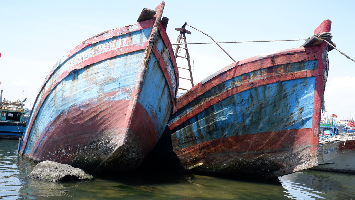 Hai trong số các tàu cá đã được kê đầu lên bờ kè âu thuyền Thọ Quang, bỏ không thời gian dài.