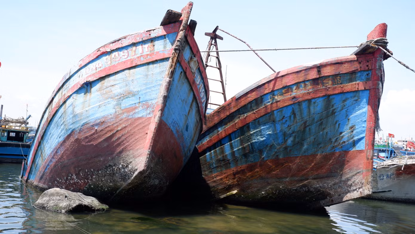 Hai trong số các tàu cá đã được kê đầu lên bờ kè âu thuyền Thọ Quang, bỏ không thời gian dài. Hai trong số các tàu cá đã được kê đầu lên bờ kè âu thuyền Thọ Quang, bỏ không thời gian dài.