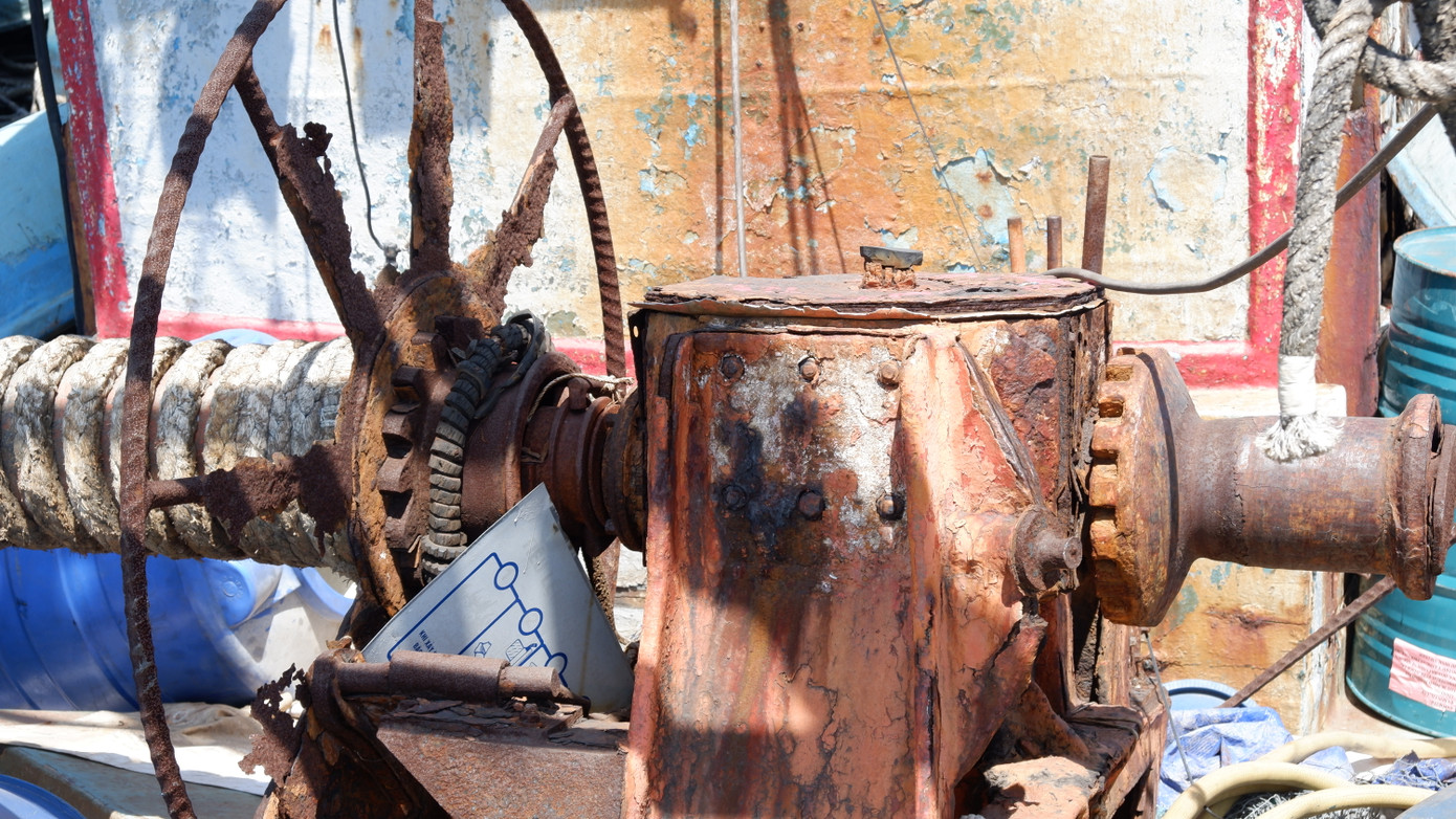 Tương tự, ngày 22/4, Công ty Đấu giá Hợp danh Bảo Việt thông báo bán đấu giá tàu cá QNg-94239-TS, cũng tại cảng cá Thọ Quang, với giá khởi điểm hơn 150 triệu đồng. Tàu này cũng chìm chạm đáy, thân vỏ mục nát với những hư hại tương tự tàu cá QNg-98384-TS. Theo ông Lại, dù đã qua nhiều lần đấu giá và hạ giá, các con tàu này vẫn không có người mua. Ban Quản lý âu thuyền từng dẫn nhiều người đi xem tàu để định giá, nhưng hầu hết đều cho rằng mức giá hiện nay cho một xác tàu như vậy là quá cao.