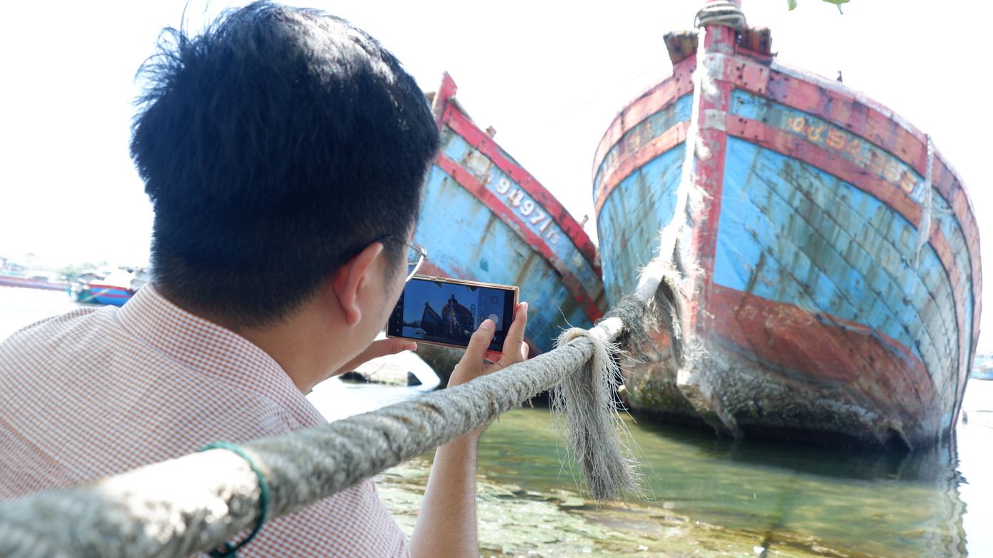 Tương tự, tại khu vực đường Lê Đức Thọ, 3 tàu cá khác cũng trong tình cảnh tương tự, bỏ không, hư hỏng nhiều năm nay.