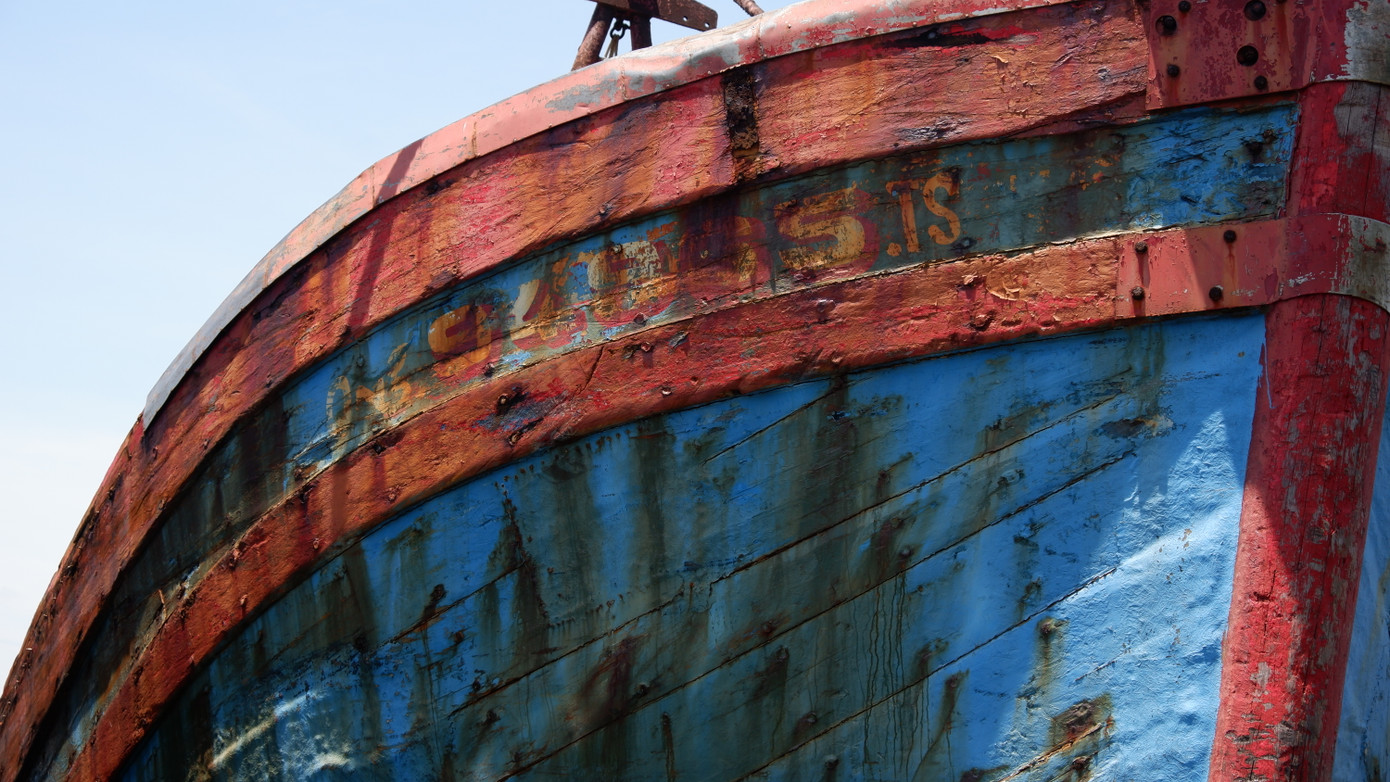 Tại khu vực gần Đội Cảnh sát PCCC&amp;CNCH trên sông, có 3 con tàu gỗ lớn công suất hơn 500CV chỉ còn trơ xác. Các ngư dân địa phương cho hay, đây là 3 trong số các con tàu chờ ngân hàng phát mại tài sản.