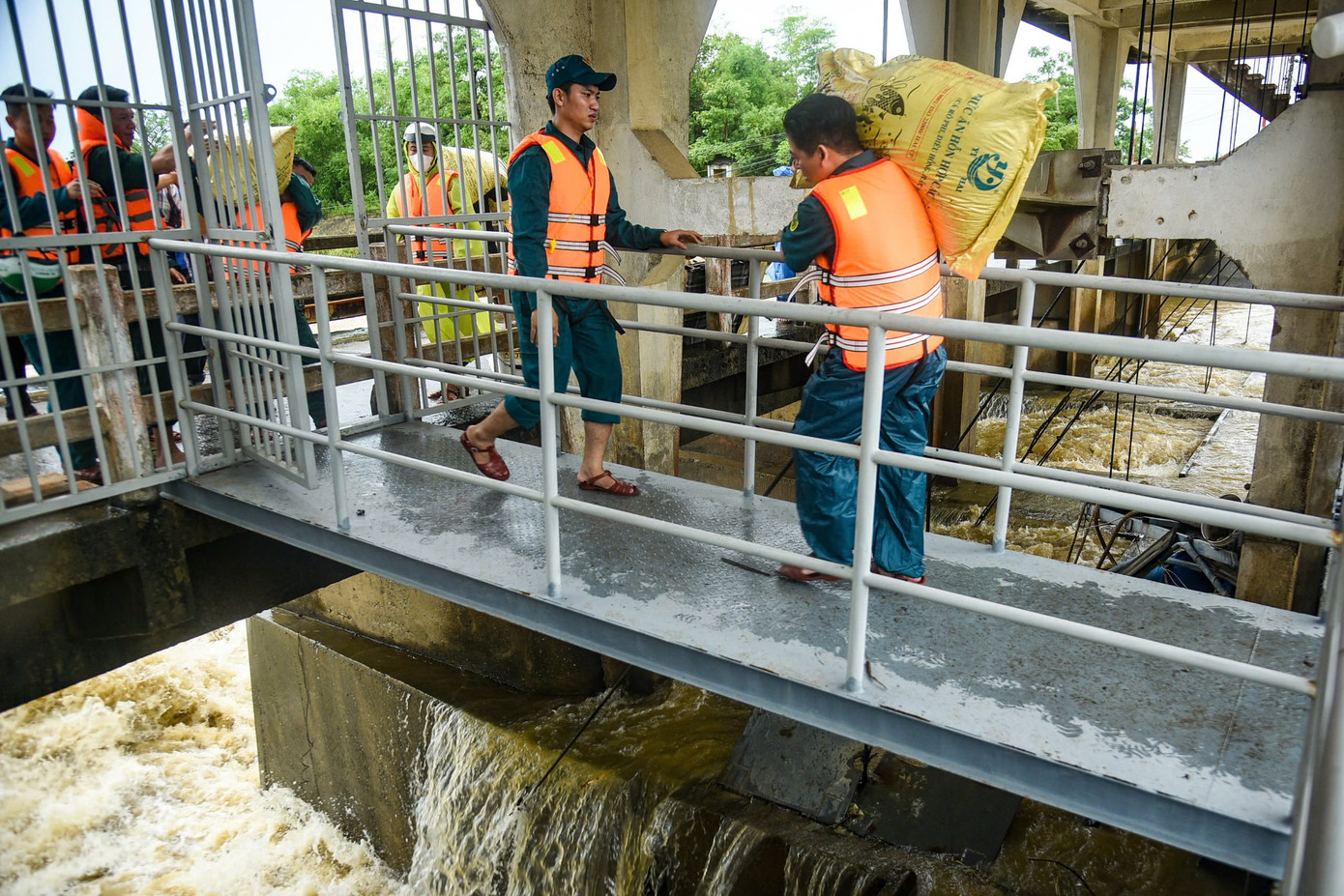 Nhận tin, Ban Chỉ huy quân sự huyện Hòa Vang cùng lực lượng chức năng địa phương khẩn trương đến hiện trường trục vớt lồng bè bị cuốn trôi dạt vào chân đập An Trạch. Nhận tin, Ban Chỉ huy quân sự huyện Hòa Vang cùng lực lượng chức năng địa phương khẩn trương đến hiện trường trục vớt lồng bè bị cuốn trôi dạt vào chân đập An Trạch.