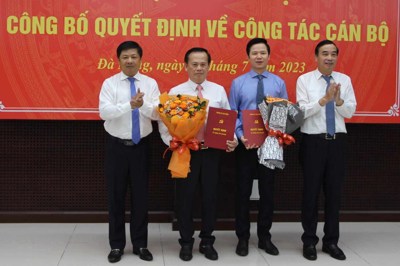 Ông Đoàn Xuân Hiếu (thứ 2 từ phải qua) được bổ nhiệm làm giám đốc Đài Phát thanh - Truyền hình Đà Nẵng.