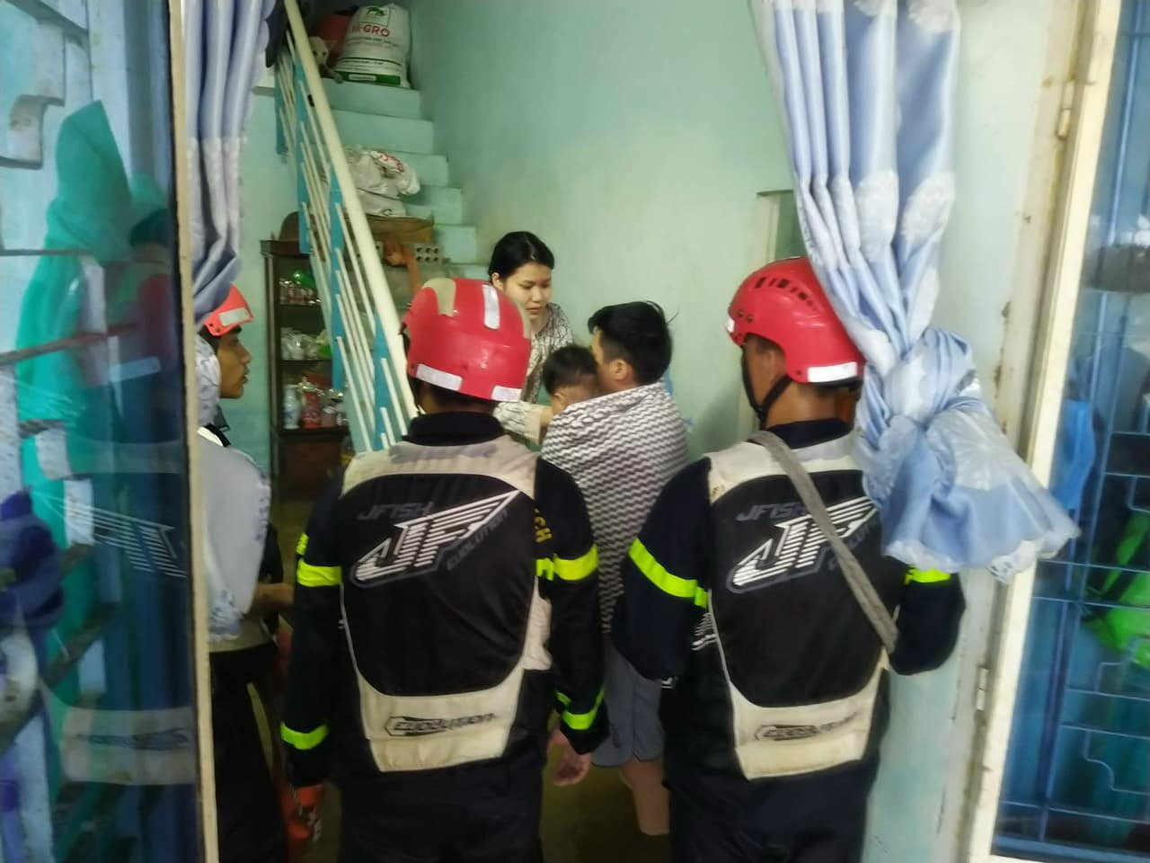 Công tác di dời người ra khỏi các vùng ngập sâu vẫn đang được các cán bộ chiến sĩ công an thành phố Đà Nẵng phối hợp với các lực lượng chức năng, chính quyền địa phương khẩn trương triển khai. Công tác di dời người ra khỏi các vùng ngập sâu vẫn đang được các cán bộ chiến sĩ công an thành phố Đà Nẵng phối hợp với các lực lượng chức năng, chính quyền địa phương khẩn trương triển khai.