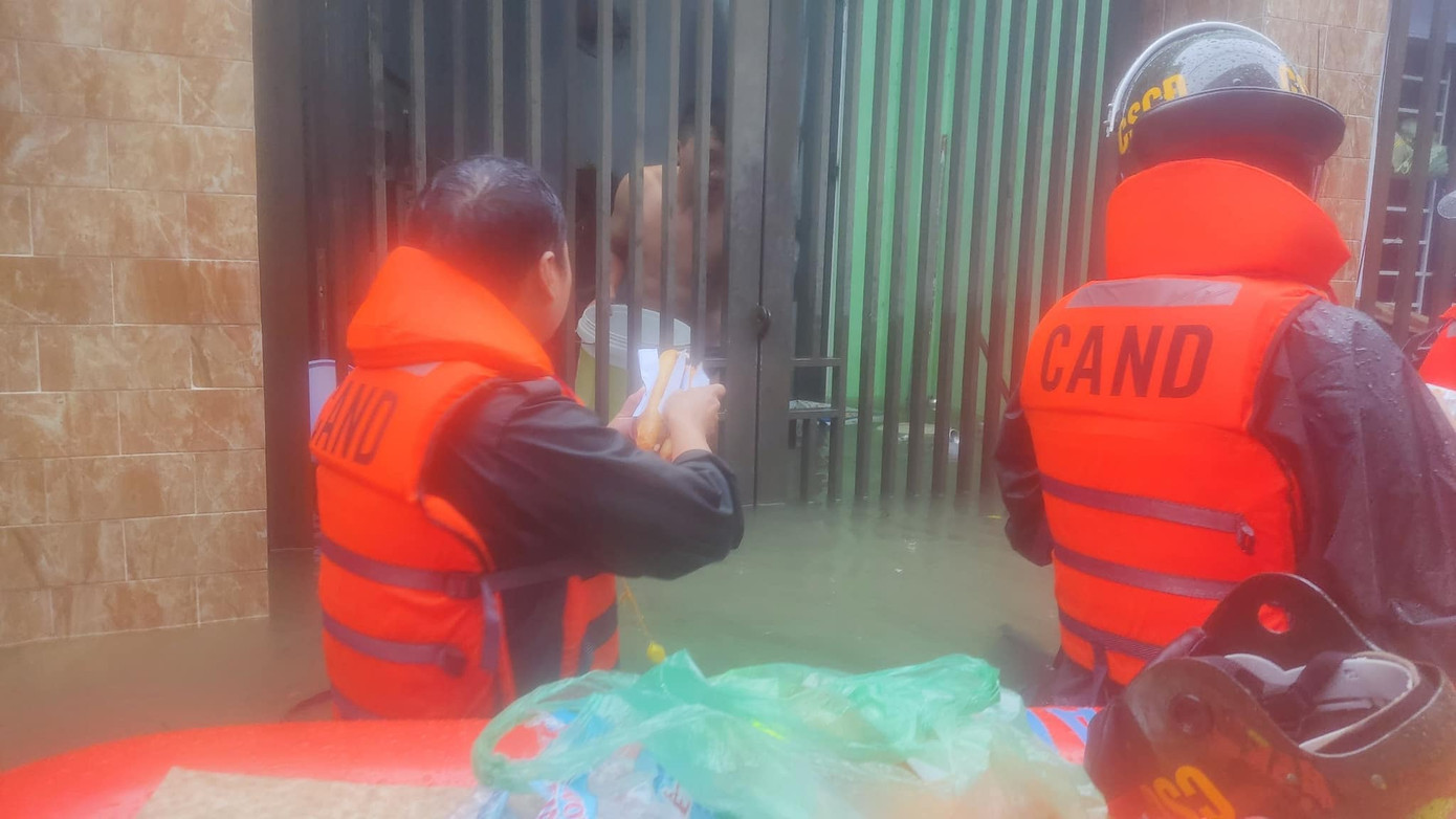 Theo dự báo mưa lớn sẽ tiếp diễn trên địa bàn Đà Nẵng trong những ngày tới, nguy cơ ngập lụt vẫn có thể kéo dài. Chính quyền thành phố Đà Nẵng và các lực lượng trong đó có lực lượng công an, quân đội đang nỗ lực hết mình để kịp thời ứng cứu người dân tại các vùng trũng, thấp. Theo dự báo mưa lớn sẽ tiếp diễn trên địa bàn Đà Nẵng trong những ngày tới, nguy cơ ngập lụt vẫn có thể kéo dài. Chính quyền thành phố Đà Nẵng và các lực lượng trong đó có lực lượng công an, quân đội đang nỗ lực hết mình để kịp thời ứng cứu người dân tại các vùng trũng, thấp.