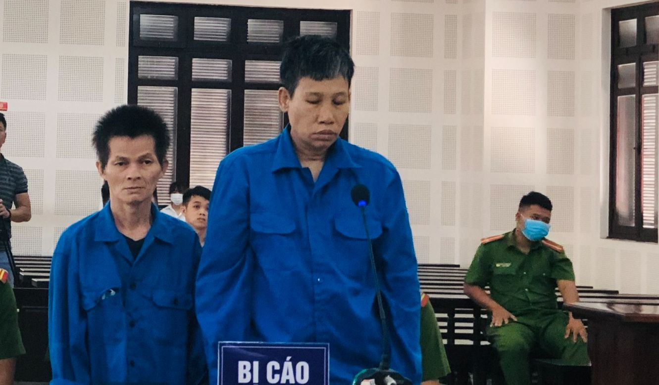 Hai bị cáo tại phiên tòa.