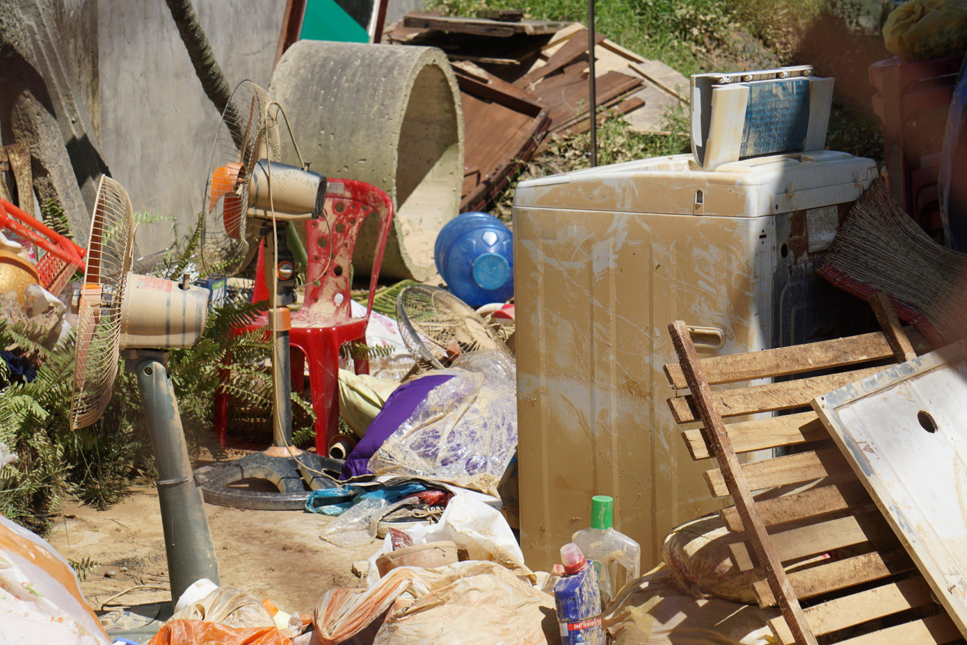 Nhiều tài sản, vật dụng sinh hoạt, đồ điện của người dân vùng trũng thấp của quận Liên Chiểu hư hỏng, nằm la liệt.