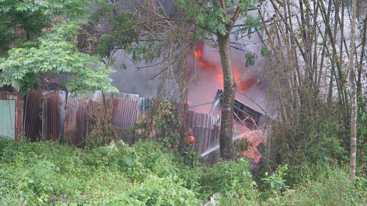 Lực lượng cảnh sát phòng cháy chữa cháy tiếp cận hiện trường phun nước dập lửa.