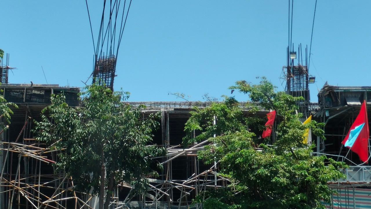 Hiện, Cơ quan chức năng TP Đà Nẵng đang tiến hành điều tra làm rõ nguyên nhân vụ sập giàn giáo kinh hoàng này.