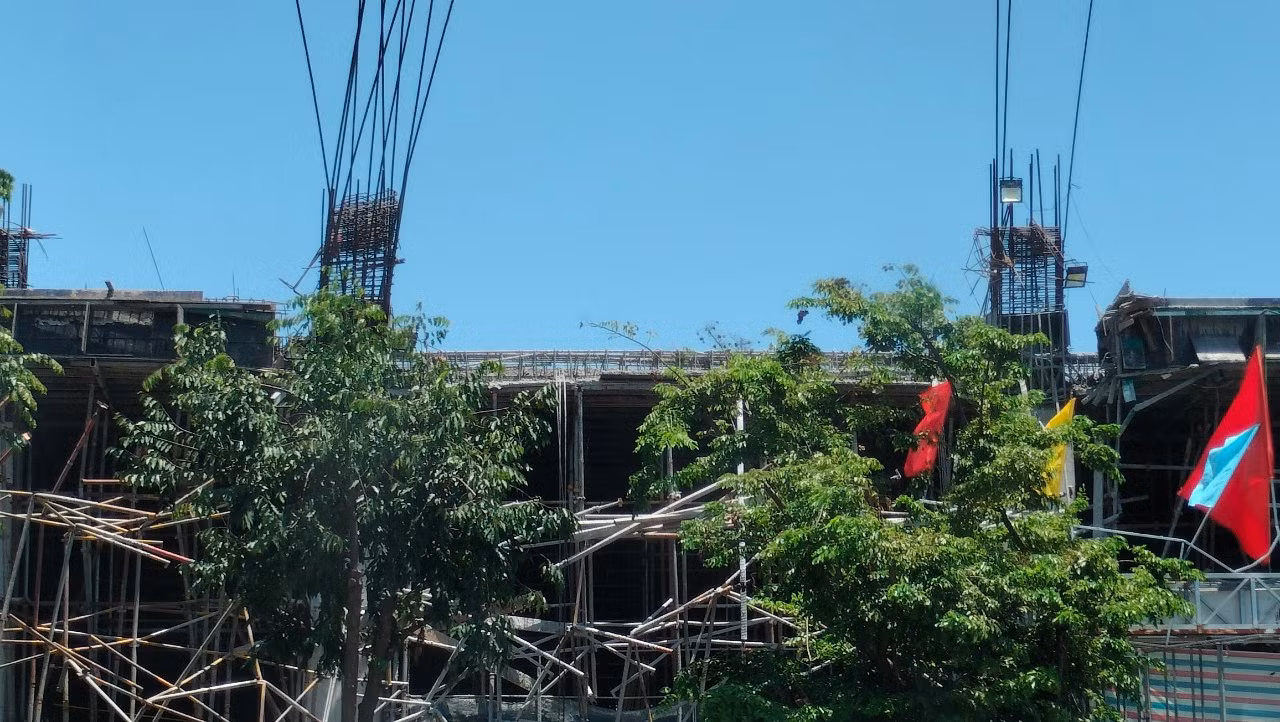 Hiện, Cơ quan chức năng TP Đà Nẵng đang tiến hành điều tra làm rõ nguyên nhân vụ sập giàn giáo kinh hoàng này. Hiện, Cơ quan chức năng TP Đà Nẵng đang tiến hành điều tra làm rõ nguyên nhân vụ sập giàn giáo kinh hoàng này.