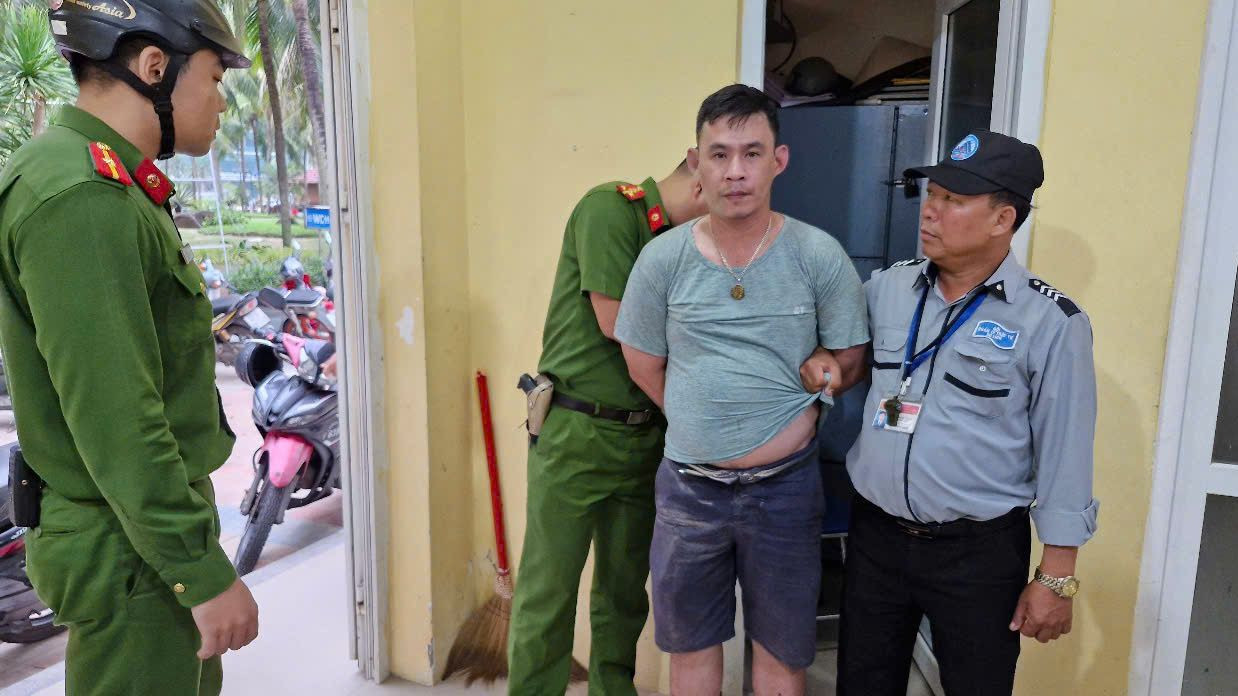 Đối tượng Trần Văn Đức bị bắt và bàn giao lại cho công an xử lý. Đối tượng Trần Văn Đức bị bắt và bàn giao lại cho công an xử lý.