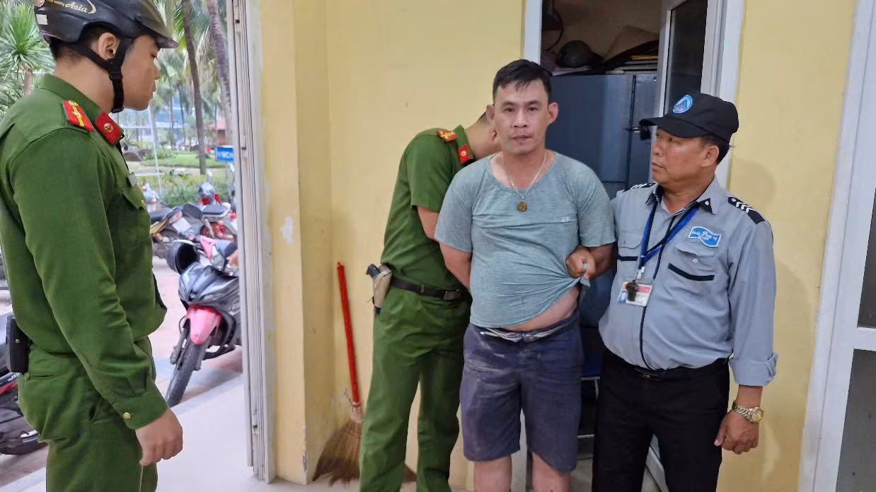 Đối tượng Trần Văn Đức bị bắt và bàn giao lại cho công an xử lý.