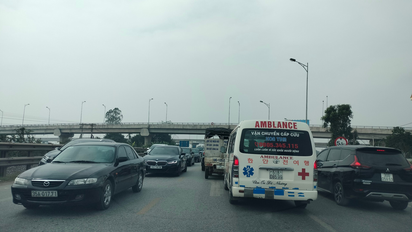 Xe cứu thương chôn chân trong dòng xe dồn ứ trên tuyến QL 10.