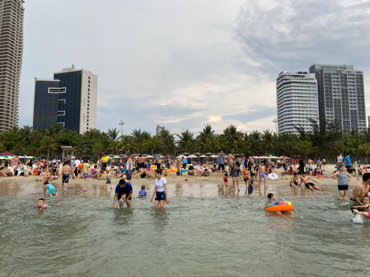 Thời tiết cuối tuần mát mẻ, nước biển trong xanh khiến "bãi biển đẹp nhất hành tinh" không còn chỗ trống.