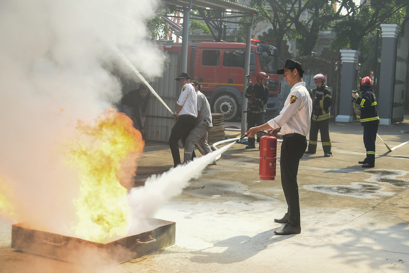 Tiếp đó, tình huống cháy nổ bất ngờ phát sinh tại khu sửa chữa. Nhân viên kỹ thuật sơ suất trong việc tắt máy nén hơi đang vận hành liên tục; áp suất tăng cao dẫn đến van xả áp không hoạt động, gây nổ mạnh. Tiếp đó, tình huống cháy nổ bất ngờ phát sinh tại khu sửa chữa. Nhân viên kỹ thuật sơ suất trong việc tắt máy nén hơi đang vận hành liên tục; áp suất tăng cao dẫn đến van xả áp không hoạt động, gây nổ mạnh.