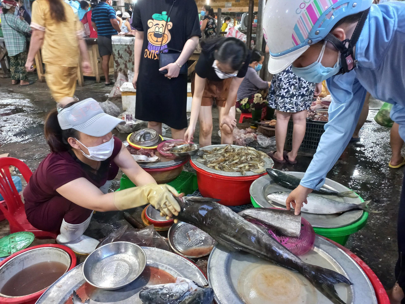 Các tiểu thương tại chợ Chiều cho biết, họ đã nắm được thông tin cảng cá Thọ Quang sẽ tạm dừng hoạt động và các tiểu thương sẽ phải nghỉ bán nên tranh thủ bán hết hàng trong tối và sáng mai.