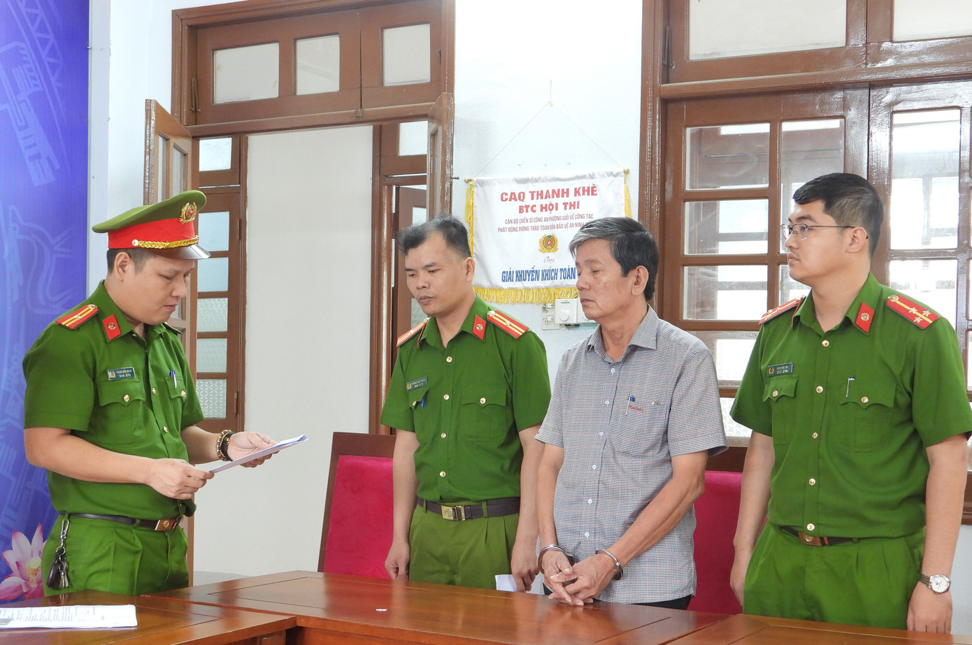 Công an thành phố Đà Nẵng thực hiện lệnh bắt đối với Đinh Ngọc Bình