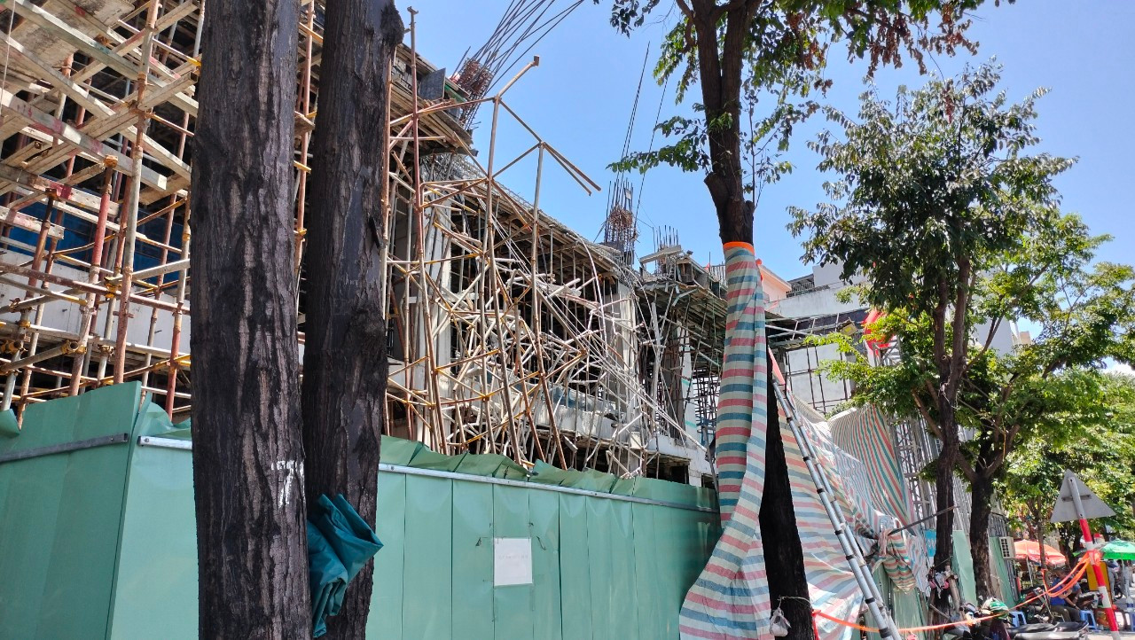 Có 2 người bị vùi lấp, tử vong trong vụ sập giàn giáo kinh hoàng và 3 người bị thương đang được cấp cứu, điều trị tại bệnh viện Đà Nẵng, trong đó có 1 người đang nguy kịch.