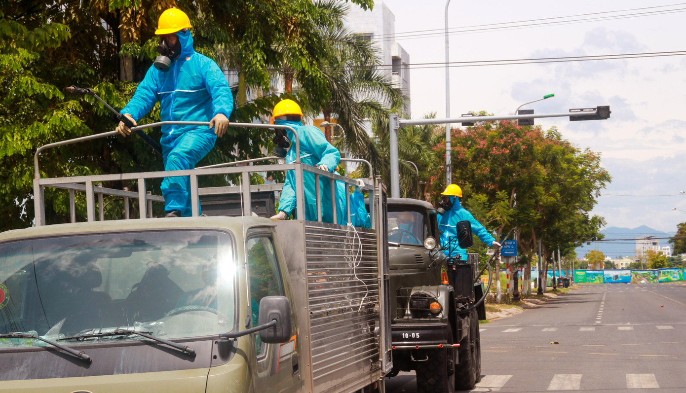 Các xe chuyên dụng được tập kết trên đường Vân Đồn, trước trụ sở UBND phường Nại Hiên Đông trước khi xuất phát làm nhiệm vụ.