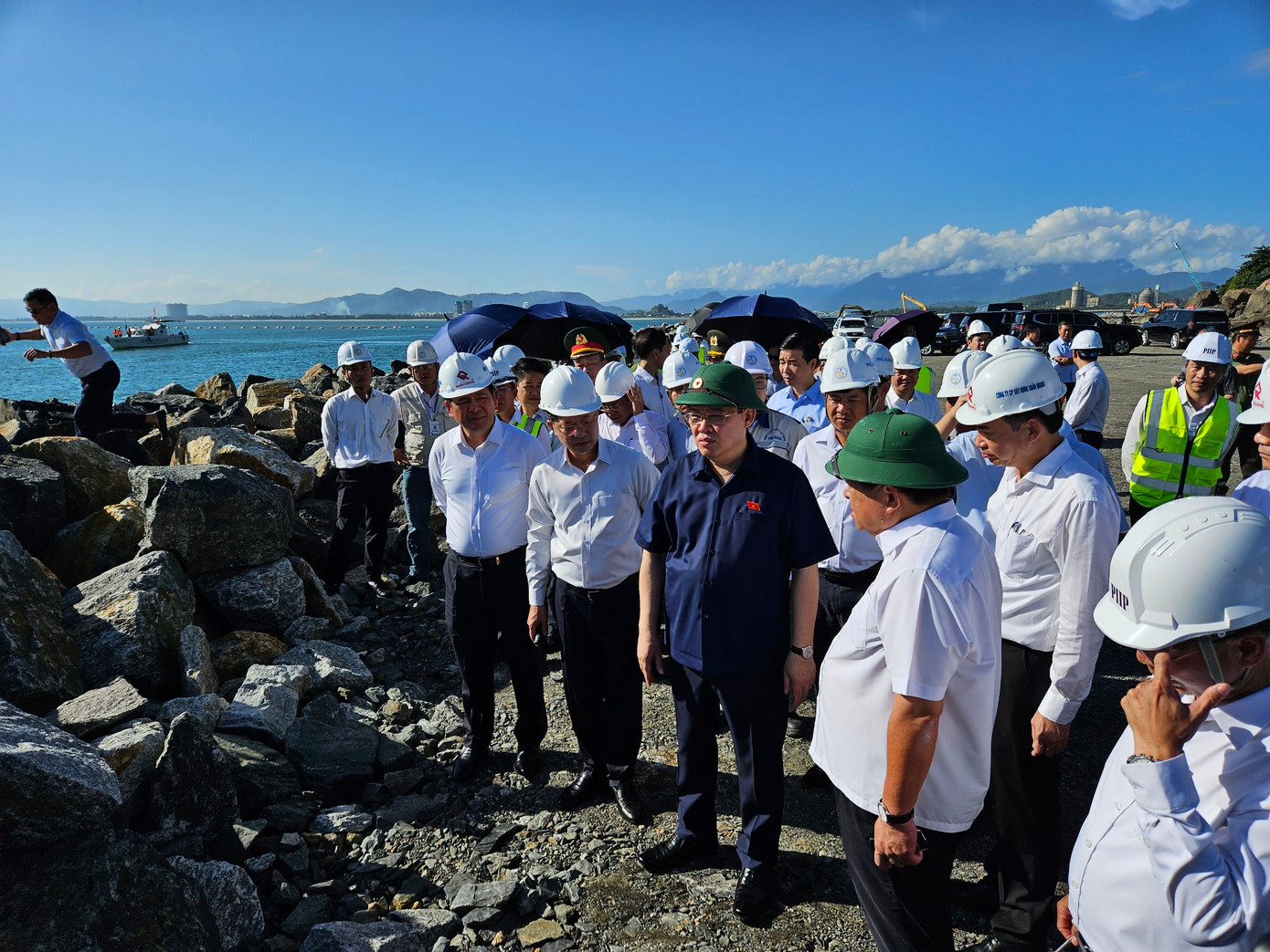 Cùng ngày, Chủ tịch Quốc hội Vương Đình Huệ cũng đã kiểm tra tiến độ thực hiện dự án cảng Liên Chiểu. Tại buổi kiểm tra, ông Lê Thành Hưng - Giám đốc Ban Quản lý các dự án đầu tư cơ sở hạ tầng ưu tiên - cho biết: Chủ trương đầu tư xây dựng Bến cảng Liên Chiểu, TP Đà Nẵng - phần cơ sở hạ tầng dùng chung đã được Thủ tướng Chính phủ phê duyệt với tổng mức đầu tư là hơn 3.420 tỷ đồng từ nguồn vốn ngân sách Trung ương và ngân sách TP Đà Nẵng.