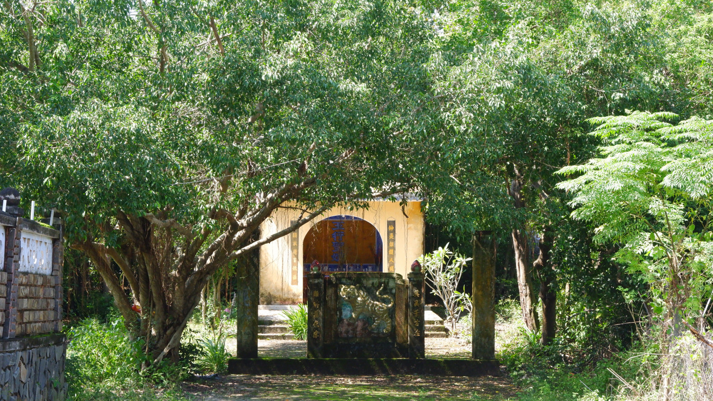 Miếu Bà Ngũ Hành nằm giữa rừng cây ở Trung Sơn. Miếu Bà Ngũ Hành nằm giữa rừng cây ở Trung Sơn.