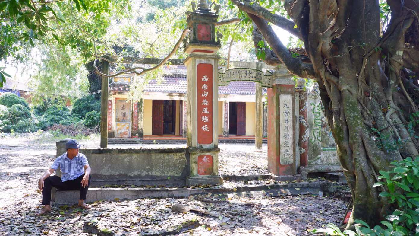 Đình làng Trung Sơn cổ kính giữa rừng cây.