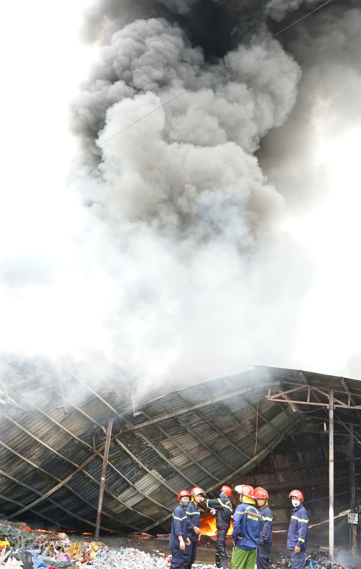 Đến khoảng 8h30, đám cháy cơ bản đã được khống chế, nhưng lực lượng chức năng vẫn tiếp tục phun nước để dập tắt hoàn toàn ngọn lửa, đề phòng cháy bùng phát trở lại. Nguyên nhân vụ hỏa hoạn đang được điều tra.