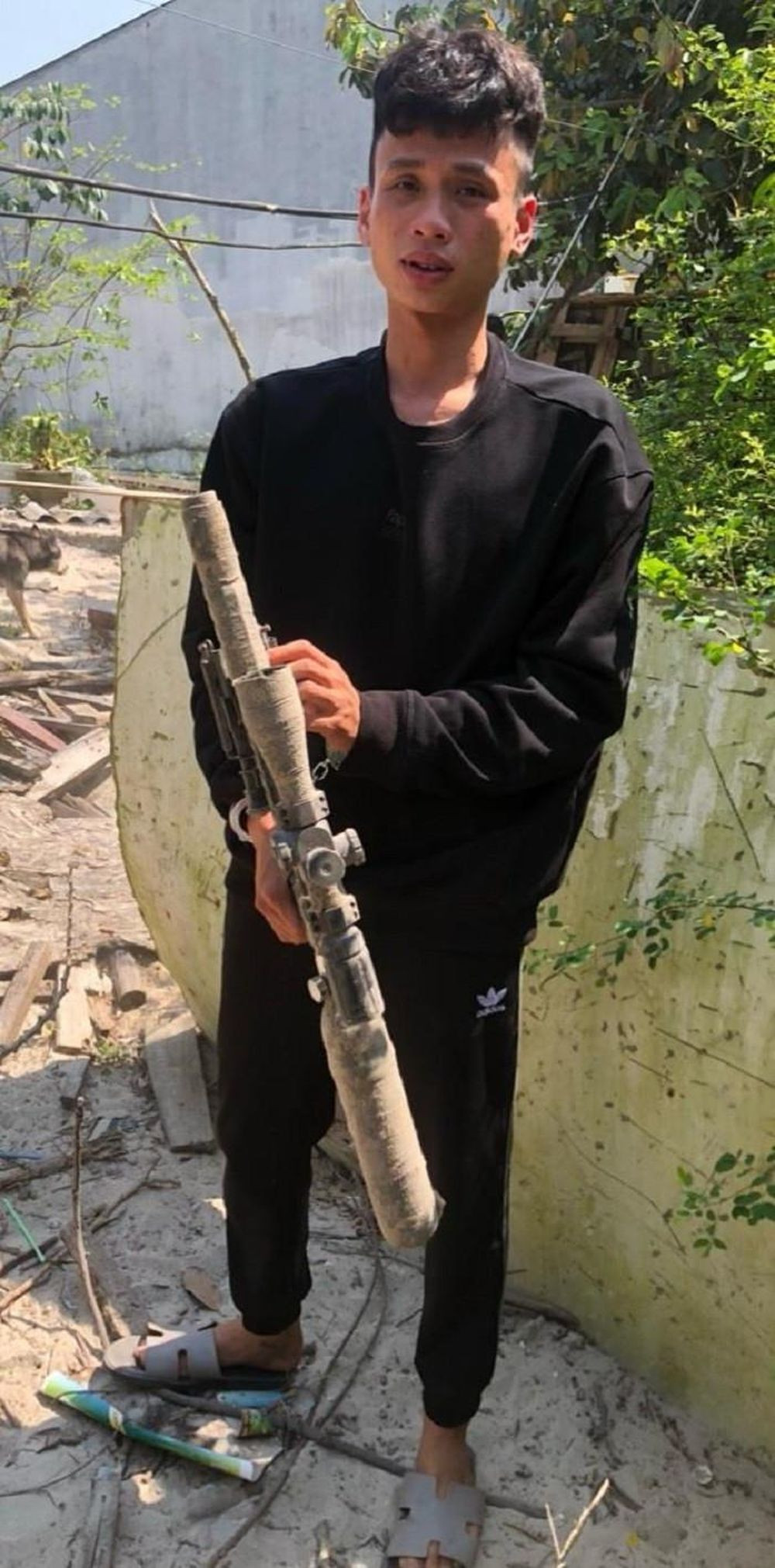 Đối tượng Hồ Bình Minh cùng khẩu súng hơi.