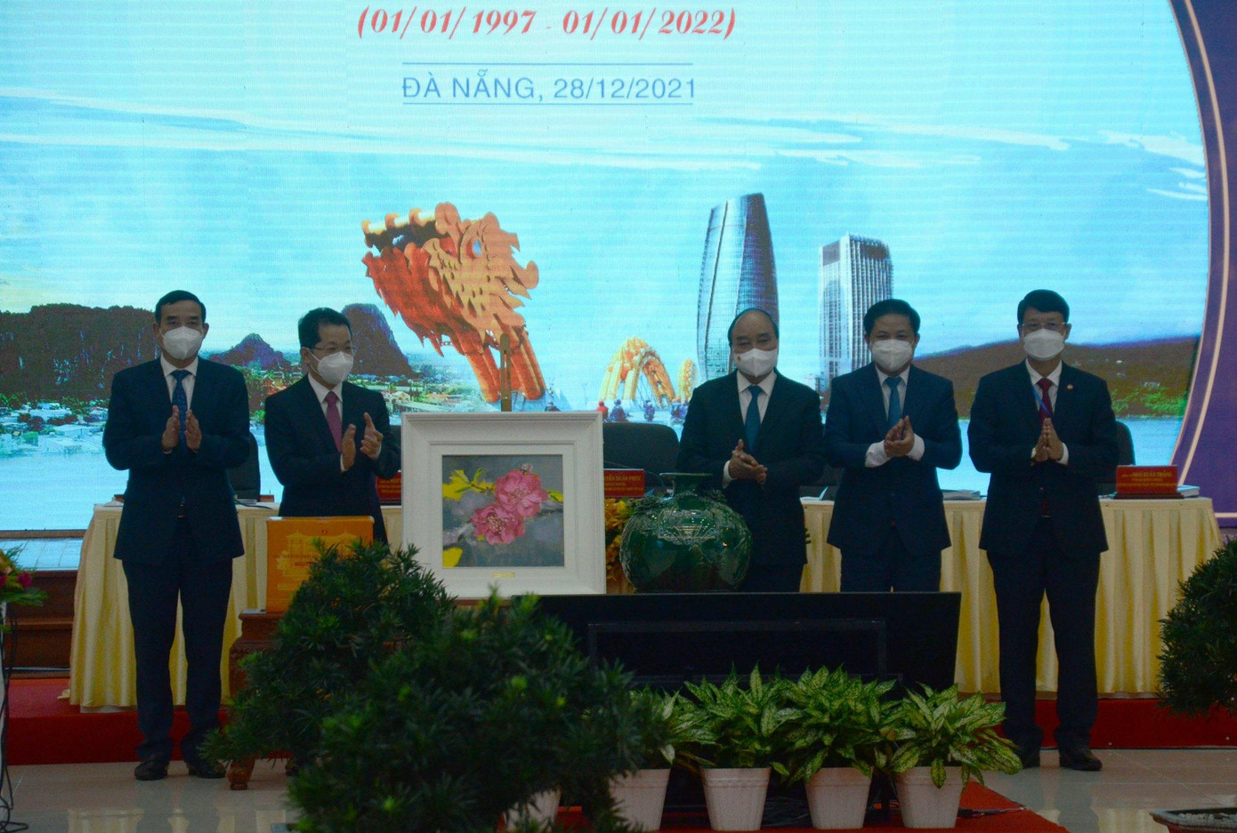 Lãnh đạo TP Đà Nẵng nhận quà kỷ niệm của Chủ tịch nước nhân dịp 25 năm Đà Nẵng trở thành thành phố trực thuộc Trung ương. Lãnh đạo TP Đà Nẵng nhận quà kỷ niệm của Chủ tịch nước nhân dịp 25 năm Đà Nẵng trở thành thành phố trực thuộc Trung ương.