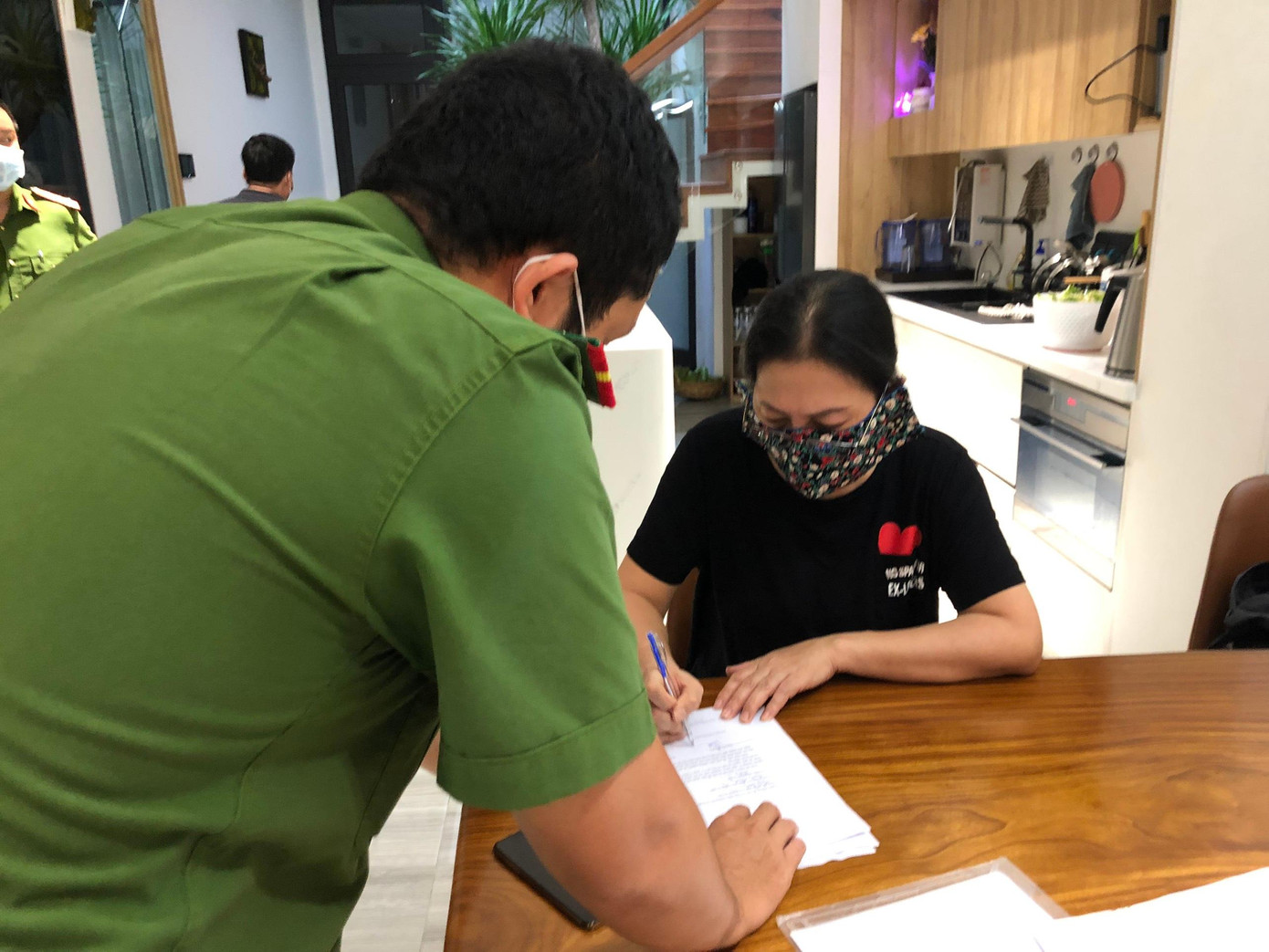 Tiến hành khám xét nơi ở của Trần Thị Thu Tâm.