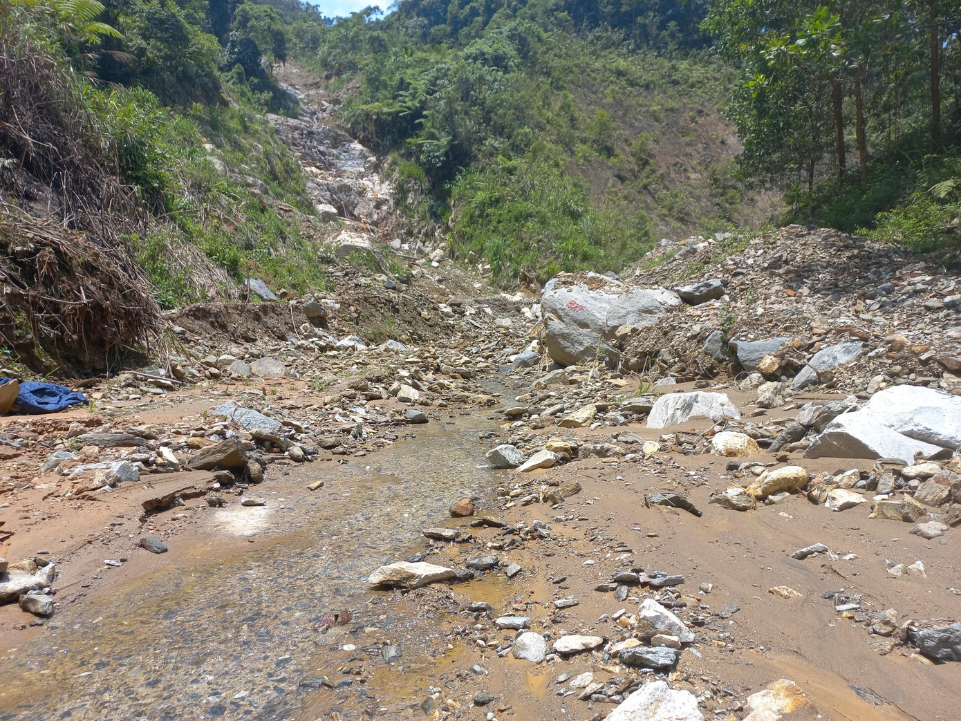 Một vị trí lở núi chưa được khắc phục xong, sau liên tiếp các trận mưa những ngày qua tiếp tục sạt lở, nguy cơ giao thông bị chia cắt rất cao.