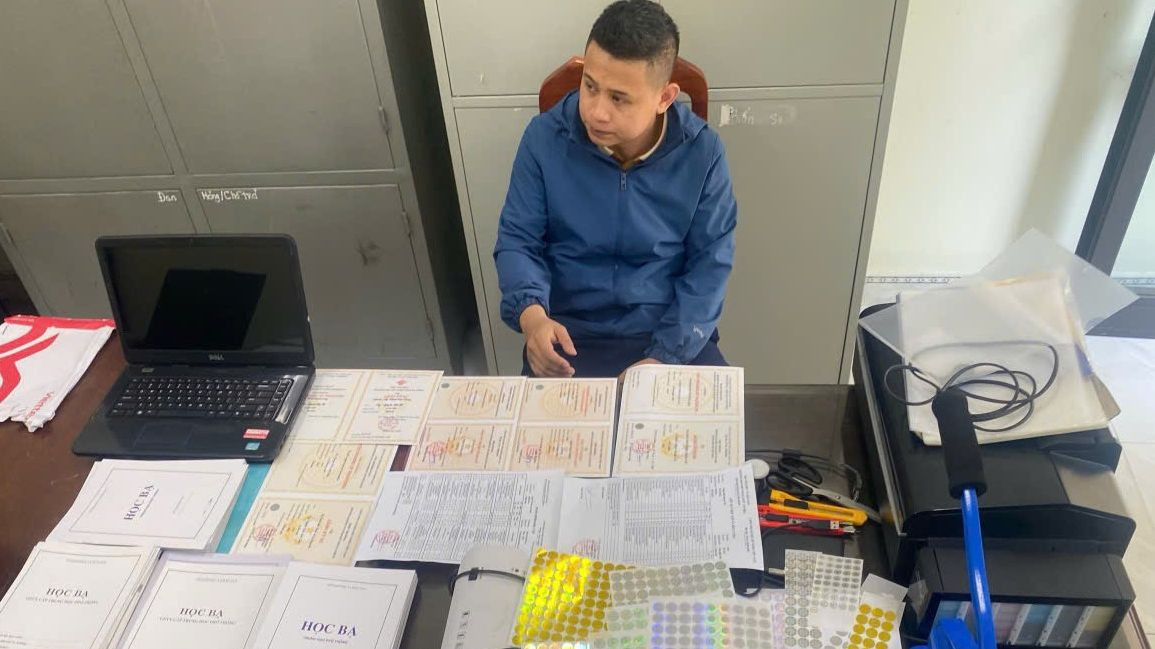 Đinh Hồng Hải cùng tang vật tại thời điểm bị bắt giữ. Đinh Hồng Hải cùng tang vật tại thời điểm bị bắt giữ.