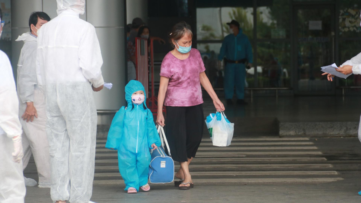 Cháu Đỗ Phạm Di Anh cùng bà nội Trần Thị Bích Đông (trú tại quận Thanh Khê) về lại Đà Nẵng sau 6 tháng phải ở lại TPHCM do dịch bệnh. Vừa xuống máy bay, cháu Anh đưa mắt đảo quanh tìm mẹ. Cháu Đỗ Phạm Di Anh cùng bà nội Trần Thị Bích Đông (trú tại quận Thanh Khê) về lại Đà Nẵng sau 6 tháng phải ở lại TPHCM do dịch bệnh. Vừa xuống máy bay, cháu Anh đưa mắt đảo quanh tìm mẹ.