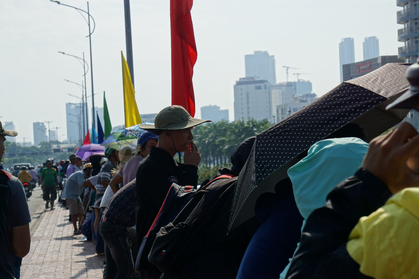 Dọc các cầu quay sông Hàn, cầu Rồng, cầu Thuận Phước bắc qua sông Hàn người dân và du khách chen chân theo dõi cuộc đua. Dọc các cầu quay sông Hàn, cầu Rồng, cầu Thuận Phước bắc qua sông Hàn người dân và du khách chen chân theo dõi cuộc đua.
