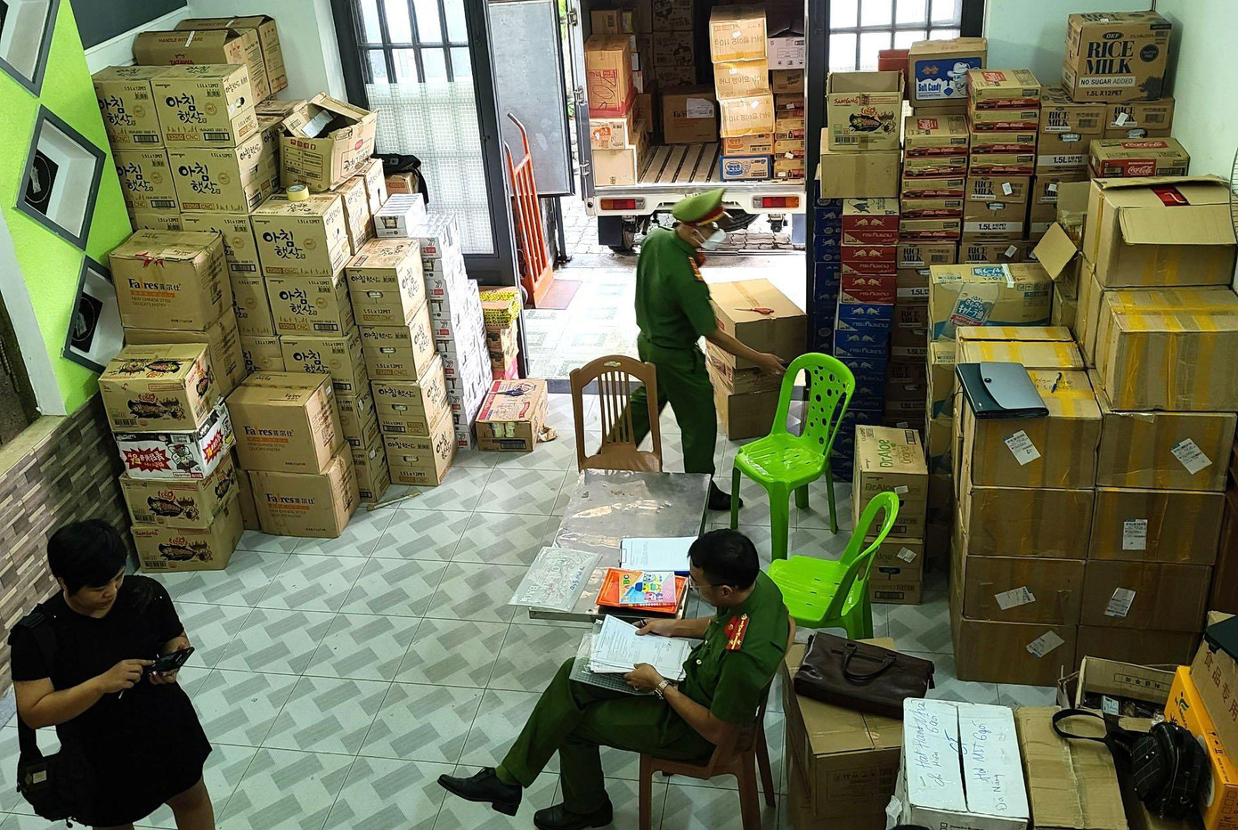 Công an tiến hành kiểm tra kho hàng.