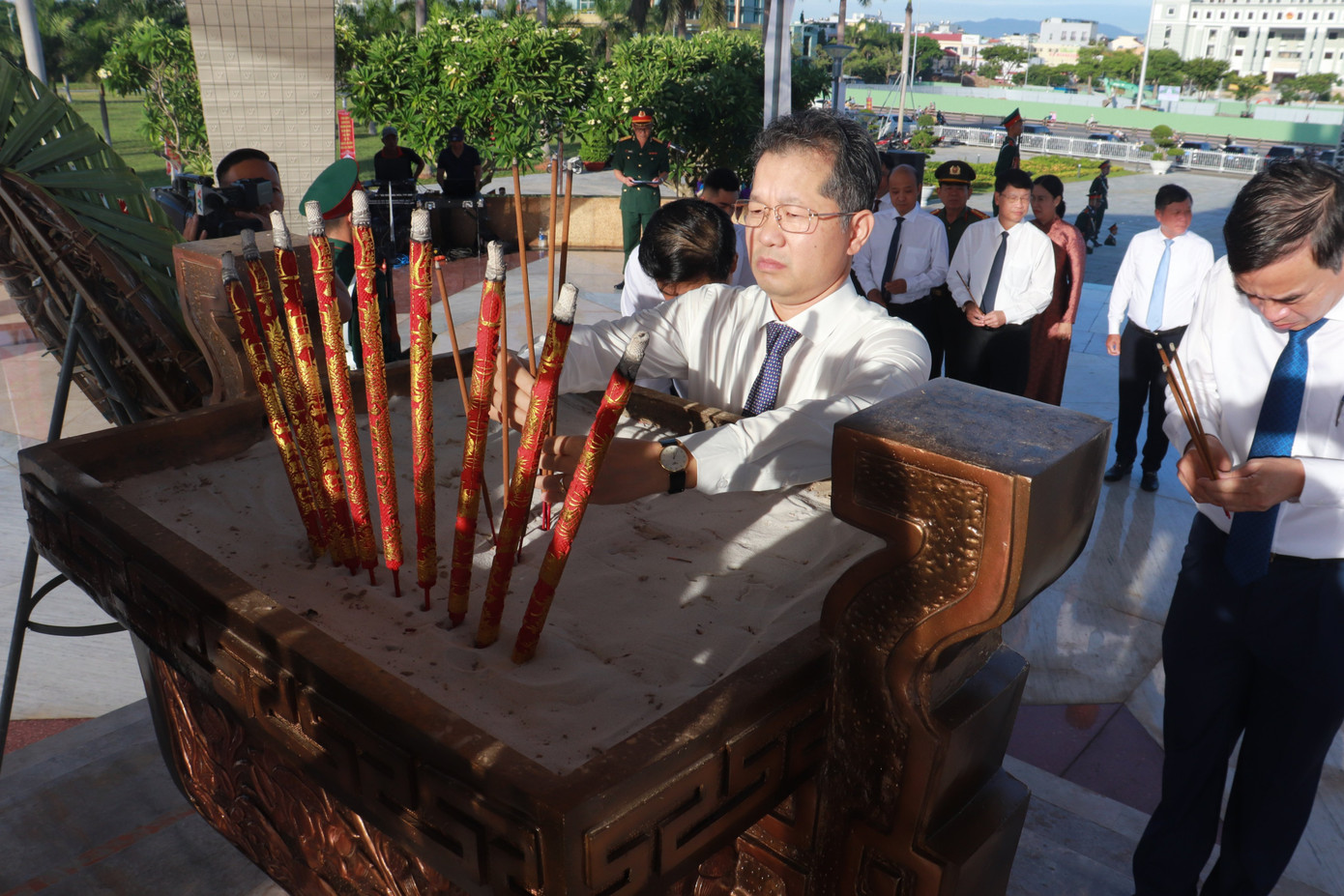 Ông Nguyễn Văn Quảng - Bí thư Thành ủy cùng lãnh đạo TP. Đà Nẵng thắp hương tưởng niệm các Anh hùng liệt sĩ. Ông Nguyễn Văn Quảng - Bí thư Thành ủy cùng lãnh đạo TP. Đà Nẵng thắp hương tưởng niệm các Anh hùng liệt sĩ.