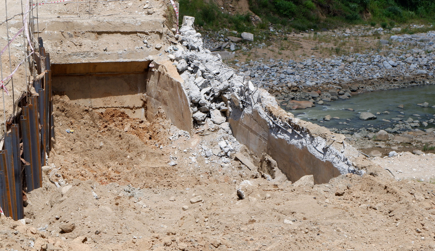 Theo ghi nhận của phóng viên Tiền Phong, các tuyến đường DH1, DH2,DH3...nối các xã vùng cao của huyện Phước Sơn nhiều đoạn dấu vết sạt lở còn nguyên, chưa được thi công khắc phục.