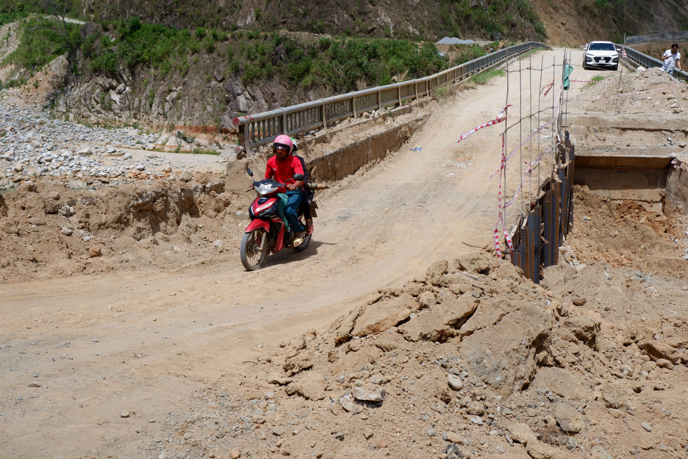 Chỉ còn khoảng 1 tháng nữa huyện miền núi Phước Sơn bước vào mùa mưa. Với tiến độ thi công như hiện nay, không biết đến bao giờ người dân nơi đây mới có được con đường mới để đi lại an toàn trong mùa mưa bão.