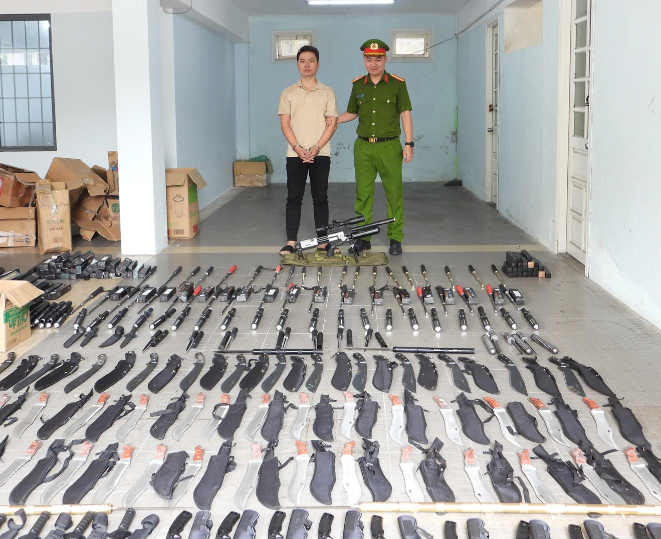 Các loại vũ khí, công cụ hỗ trợ tang vật vụ án.