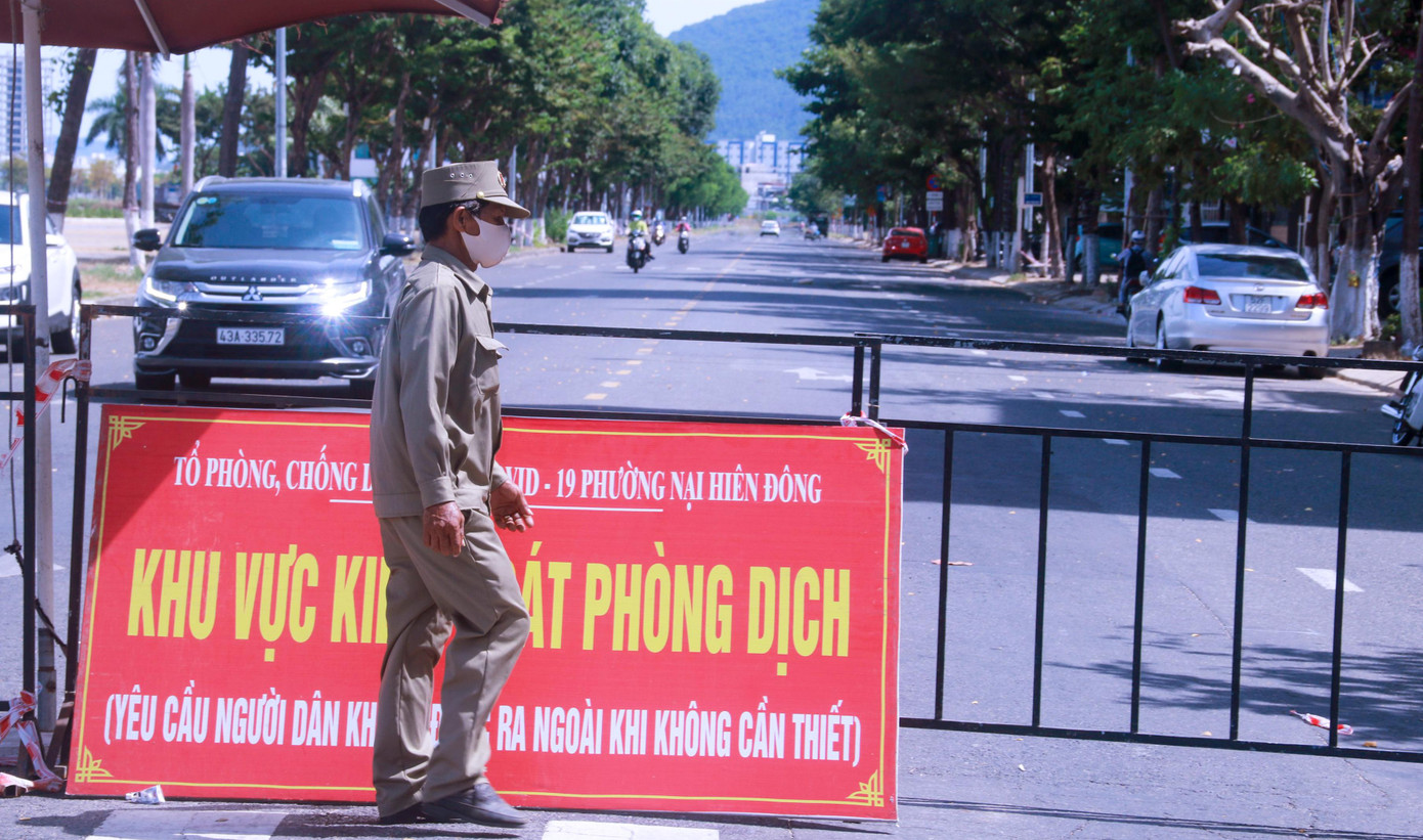 Chốt kiểm soát trên đường Trần Hưng Đạo (quận Sơn Trà, TP Đà Nẵng) kiểm soát người ra vào tại địa bàn phường Nại Hiên Đông. Theo đánh giá của cơ quan chức năng TP Đà Nẵng, khu vực này là điểm rất nóng về tình hình dịch COVID-19. Kể từ 22h ngày 31/7, chính quyền đã áp dụng biện pháp thiết lập vùng cách ly y tế để phòng chống dịch bệnh trên toàn địa bàn phường Nại Hiên Đông cho đến khi có thông báo mới