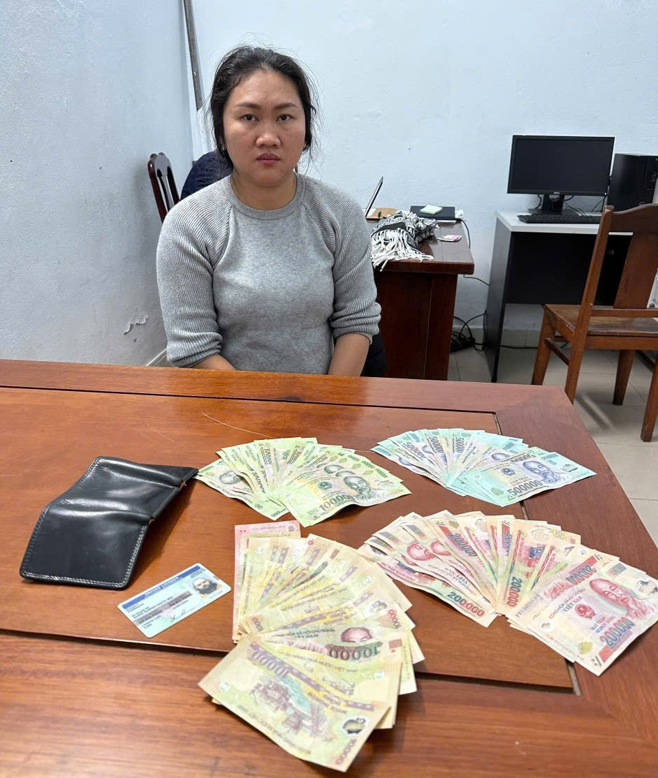 Đối tượng Bùi Thị Châu và tang vật. Đối tượng Bùi Thị Châu và tang vật.