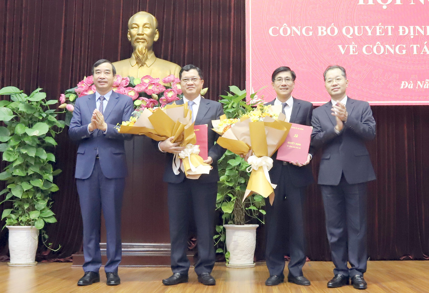 Ông Trần Phước Sơn (thứ 2, từ trái qua) và ông Trần Thắng Lợi (thứ 2, từ phải qua) nhận hoa chúc mừng của lãnh đạo thành phố Đà Nẵng. Ông Trần Phước Sơn (thứ 2, từ trái qua) và ông Trần Thắng Lợi (thứ 2, từ phải qua) nhận hoa chúc mừng của lãnh đạo thành phố Đà Nẵng.