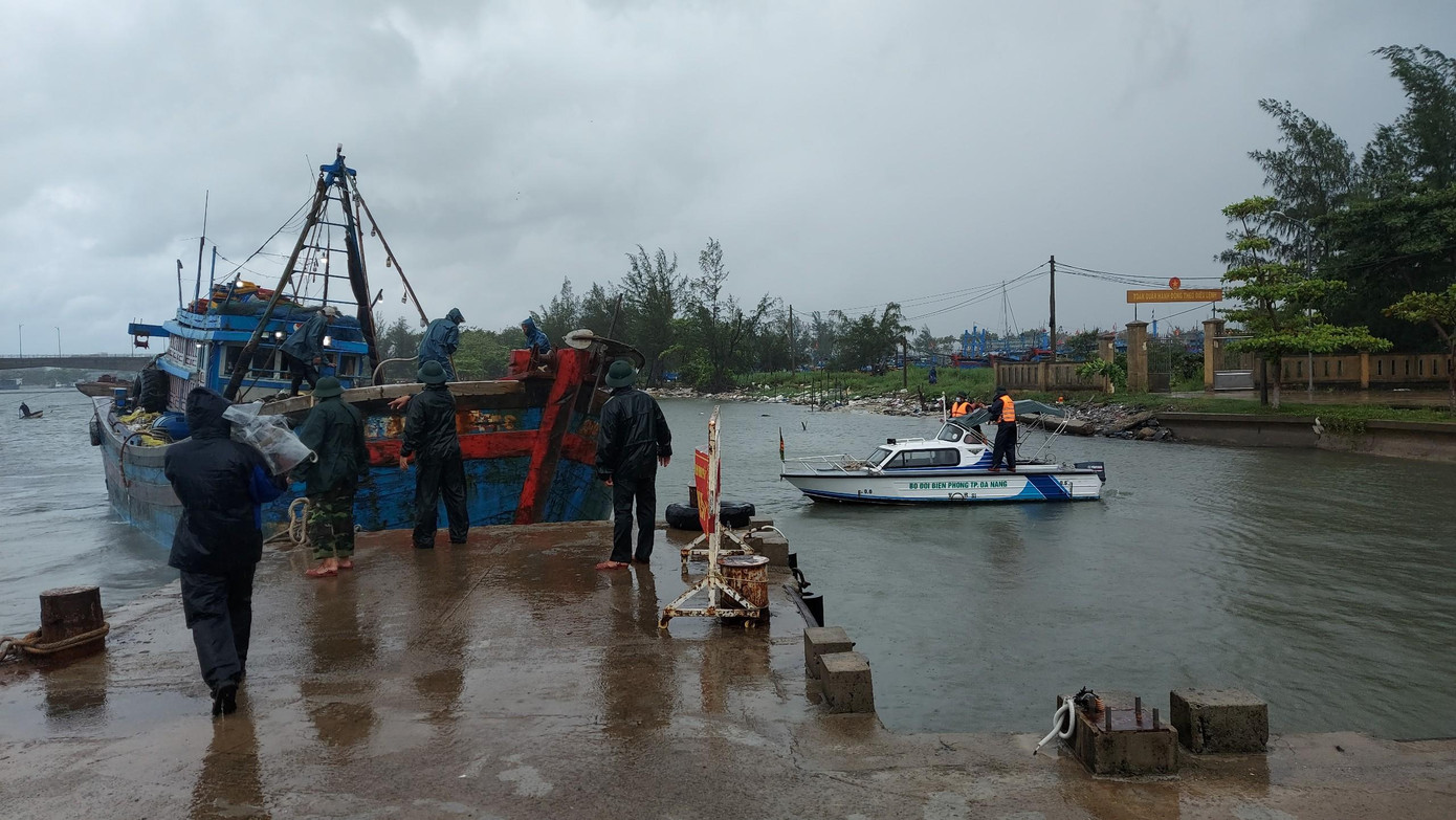 Một tàu cá Quảng Ngãi được trạm biên phòng Mân Quang hướng dẫn vào âu thuyền neo đậu