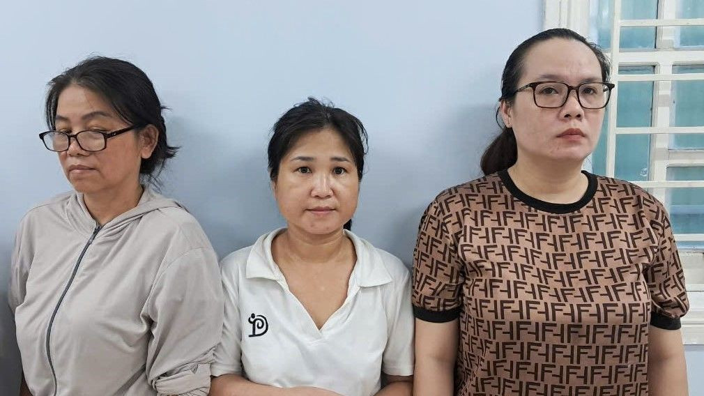 Ba đối tượng Sương, Hằng, Bình (từ phải qua) cầm đầu đường dây đánh bạc. Ảnh: CAĐN Ba đối tượng Sương, Hằng, Bình (từ phải qua) cầm đầu đường dây đánh bạc. Ảnh: CAĐN