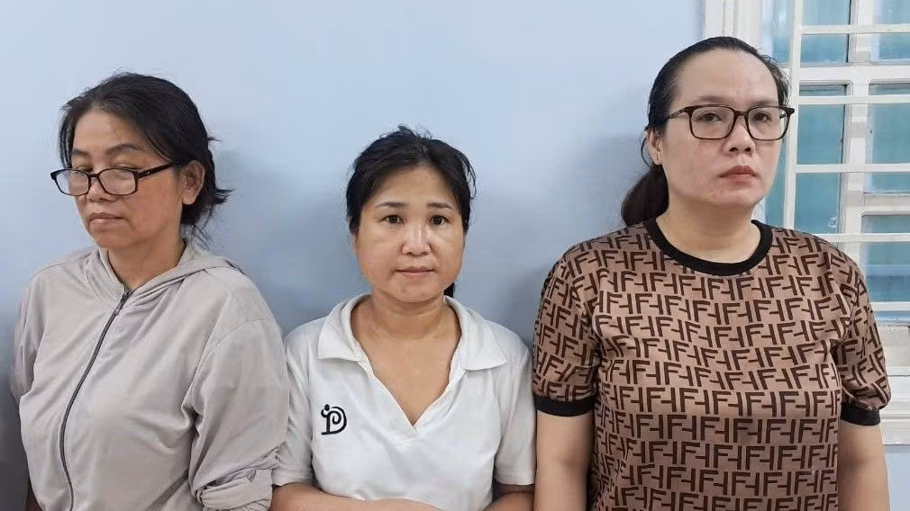 Ba đối tượng Sương, Hằng, Bình (từ phải qua) cầm đầu đường dây đánh bạc. Ảnh: CAĐN